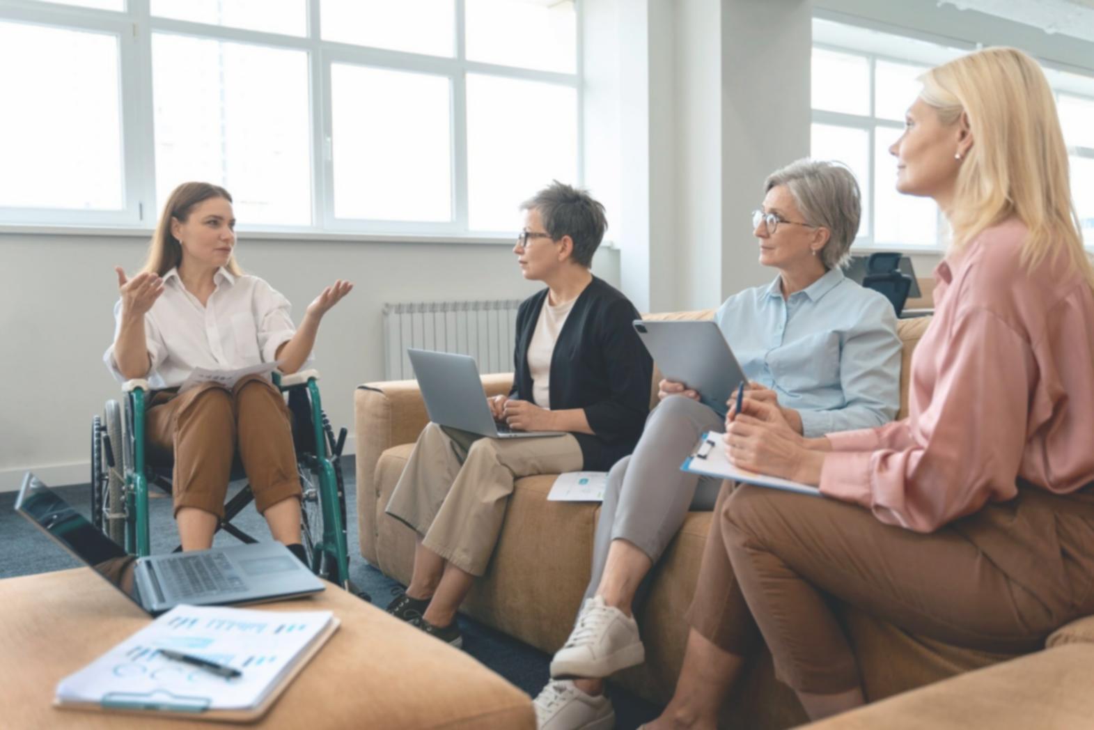 Sesión de formación en gestión financiera con estudiantes analizando gráficos de inversión